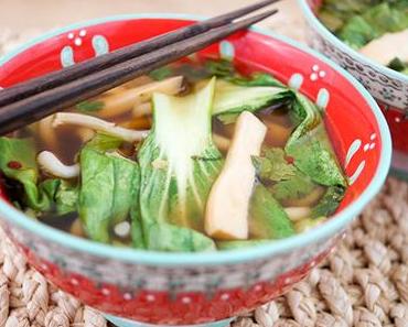 Klassische asiatische Suppe mit Udon-Nudeln und Pak Choi