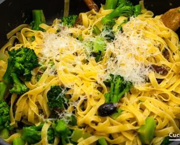 Schnelle Pasta mit Brokkoli und Aprikosen-Sardellen-Sugo