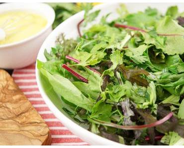 Frühlingssalat mit Kräutern und Zitronen-Sahne-Dressing