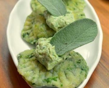 Zweierlei Ravioli mit Lachs- und Pilzcremefüllung an Salbei-Zitronen-Butter