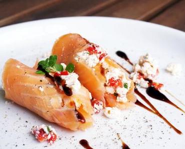 Feta-Paprika-Kräuter Creme in Lachsröllchen