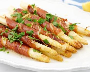 Weißer Spargel in Parmaschinken eingerollt mit Zitrone