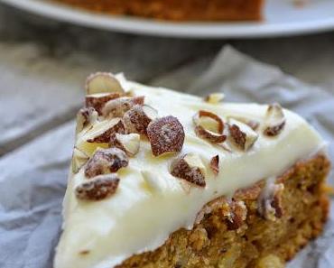 Carrot Cake mit gebrannten Mandeln und Frosting