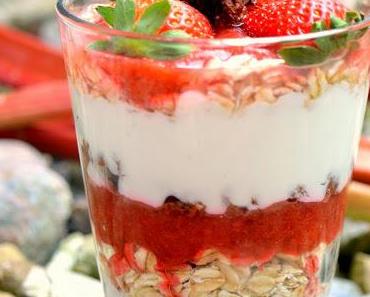 Sonntägliches Frühstücksglück dank Erdbeer-Rhabarber Overnight Oats mit Schokocrunch Granola Bites