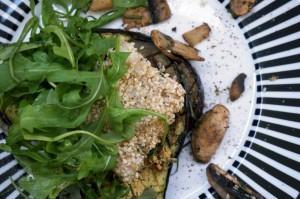 Sesam-Scholle mit Melanzani und Pilzen