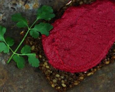 Rote Bete-Mousse mit Mandeln und Koriander