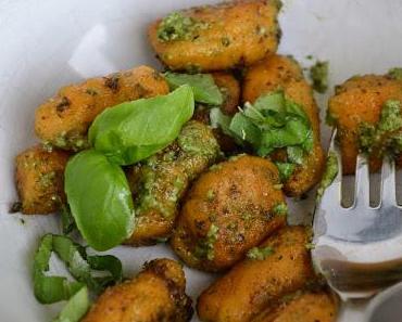 Savoury Wednesday: Süsskartoffel-Gnocchi mit Basilikum-Bärlauch-Pesto