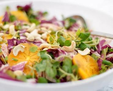 Persimmon- und Brunnenkresse-Salat mit Rhabarber-Ingwer-Dressing