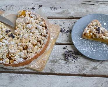 Aprikosen-Streuselkuchen mit Lavendelblüten