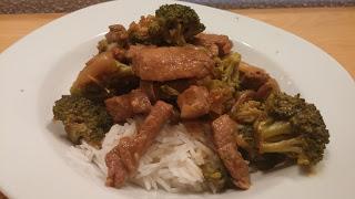 Asiatisches Rindfleisch mit Zwiebeln und Brokkoli