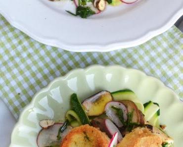 Wahres Käseglück! Gebackener Ziegenkäse auf Zucchini-Pilz-Salat
